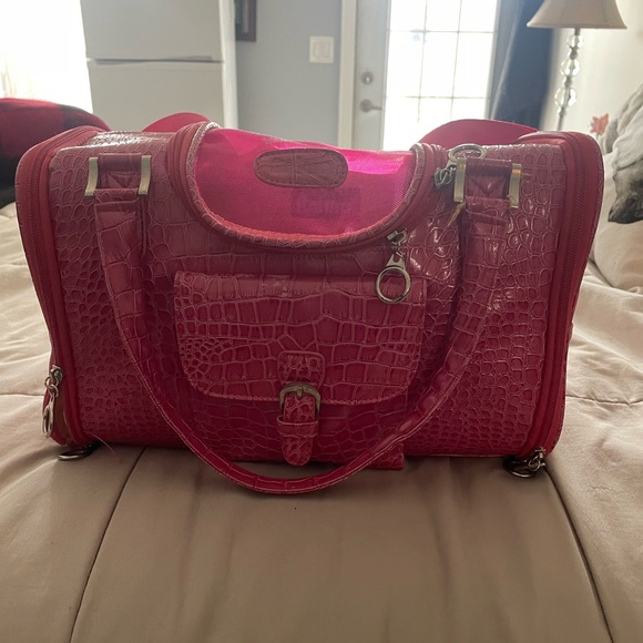 Pet carrier such a cute pink colour! Only fits extra small dogs ! - Picture 1 of 4